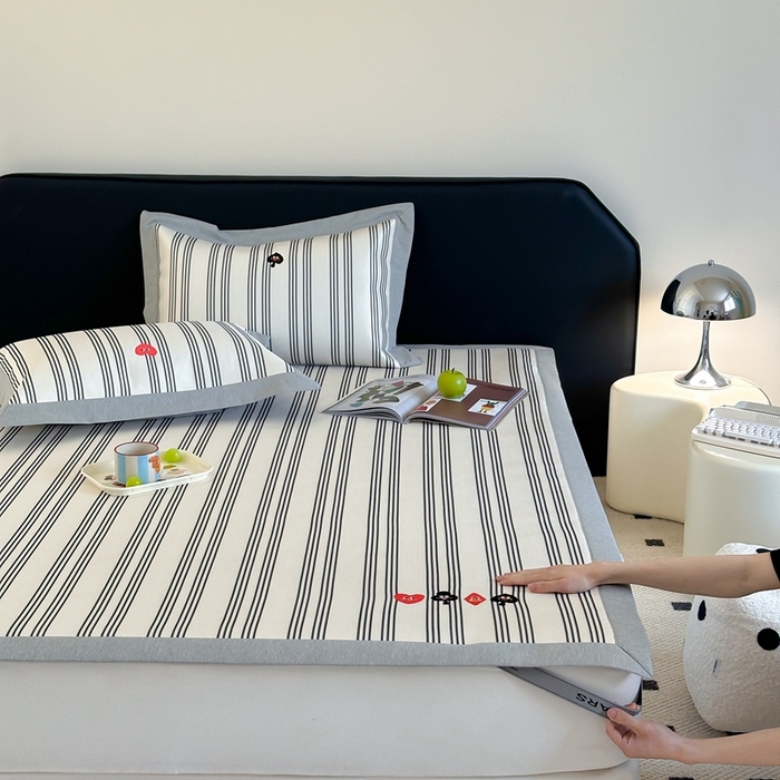 91家纺网 家纺一手货源 找家纺 （总）时年家纺 2024新款条纹刺绣冰丝凉席--床席款