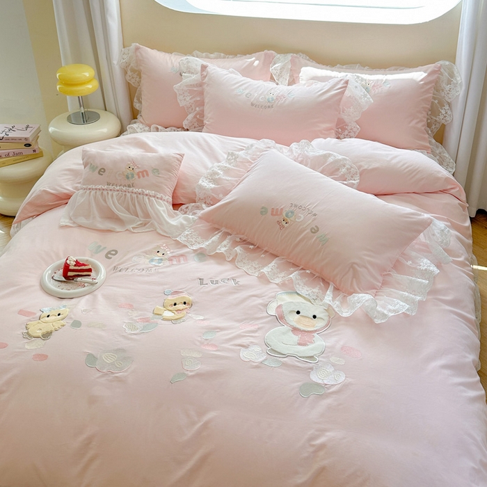 91家纺网 家纺一手货源 找家纺 亲亲公主 2025新款全棉卡通绣花四件套-快乐丫丫 快乐丫丫-粉玉色