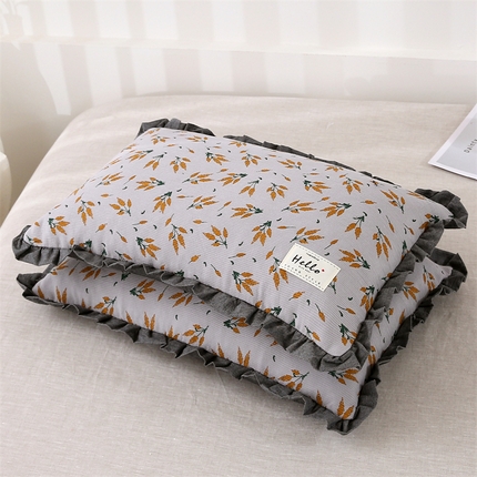 91家纺网 家纺一手货源 找家纺 梦叶草 2024新款枕芯全棉砂洗田园风系列荷叶边35×55cm全荞麦枕头 田园风灰色枫叶