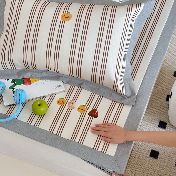 91家纺网 家纺一手货源 找家纺 时年家纺 2024新款条纹刺绣冰丝凉席--床席款 床席款-好事花生