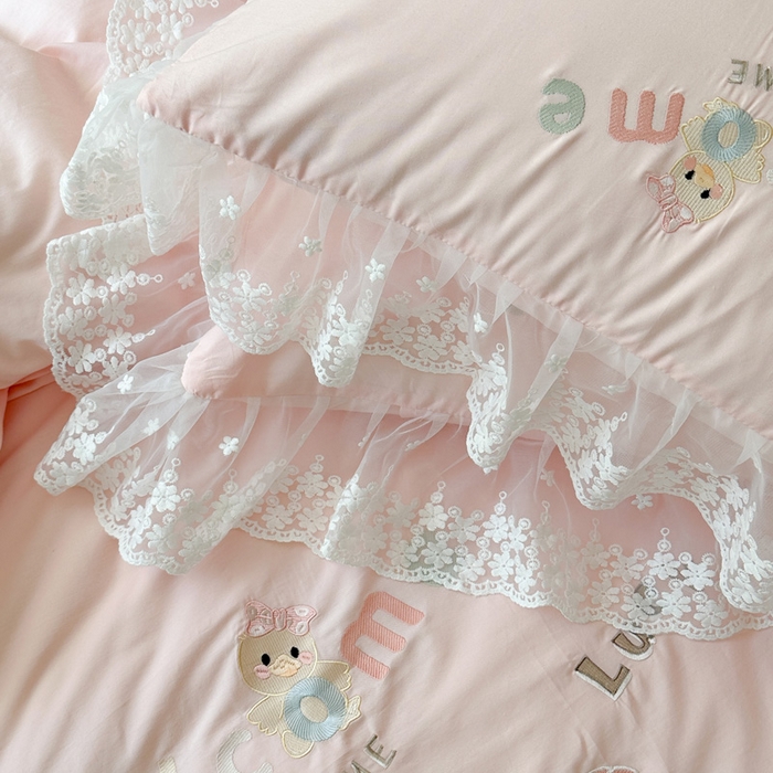 91家纺网 家纺一手货源 找家纺 亲亲公主 2025新款全棉卡通绣花四件套-快乐丫丫 快乐丫丫-粉玉色