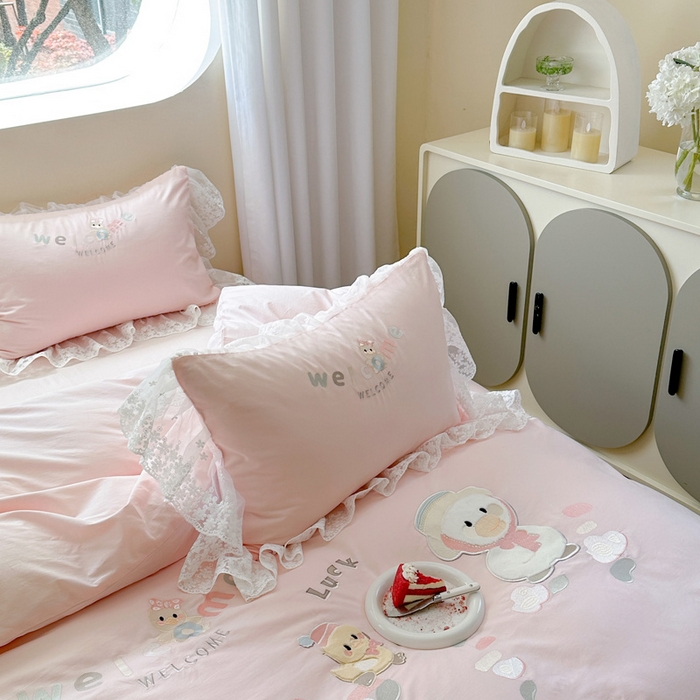 91家纺网 家纺一手货源 找家纺 亲亲公主 2025新款全棉卡通绣花四件套-快乐丫丫 快乐丫丫-粉玉色