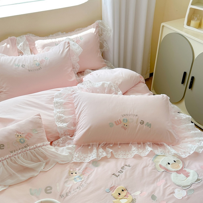 91家纺网 家纺一手货源 找家纺 亲亲公主 2025新款全棉卡通绣花四件套-快乐丫丫 快乐丫丫-粉玉色