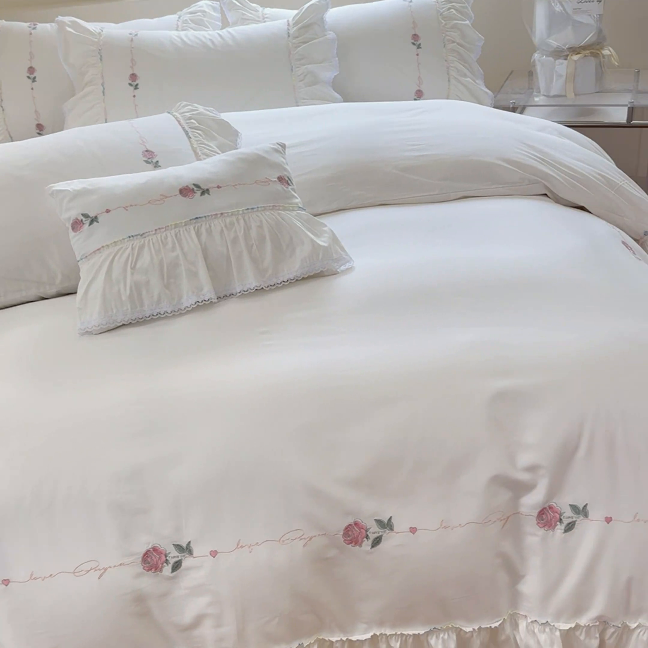 91家纺网 家纺一手货源 找家纺 亲亲公主 2025新款亲肤舒适全棉绣花公主风四件套-彩色玫瑰（实拍图） 彩色玫瑰-白