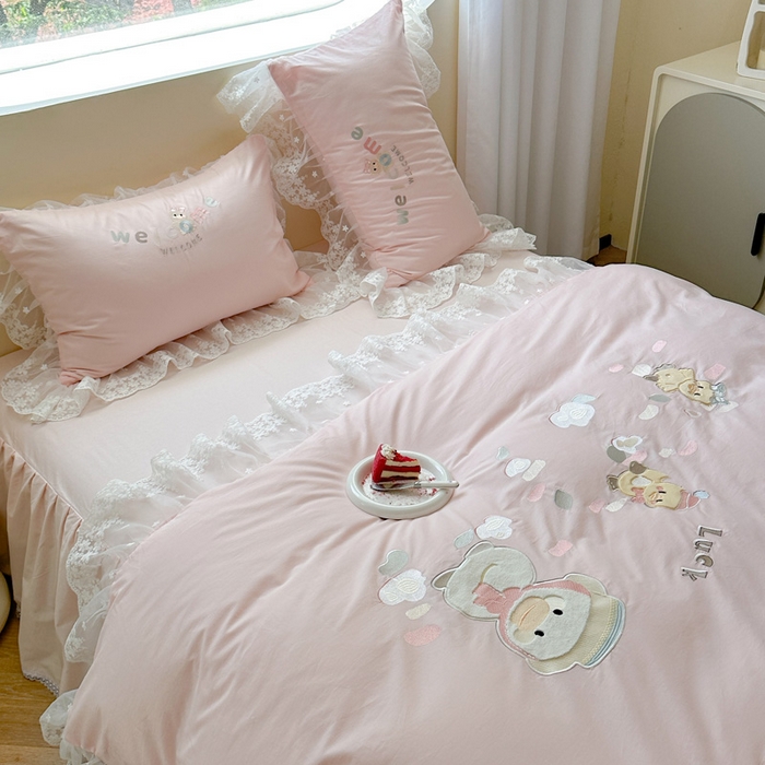 91家纺网 家纺一手货源 找家纺 亲亲公主 2025新款全棉卡通绣花四件套-快乐丫丫 快乐丫丫-粉玉色