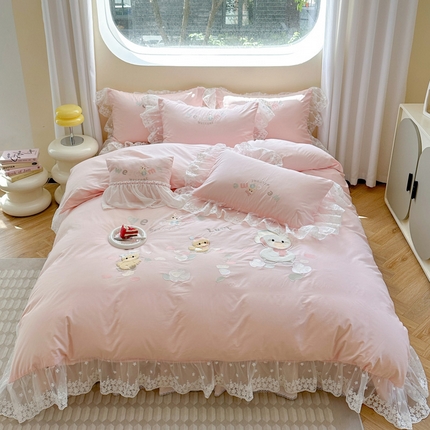 91家纺网 家纺一手货源 找家纺 亲亲公主 2025新款全棉卡通绣花四件套-快乐丫丫 快乐丫丫-粉玉色