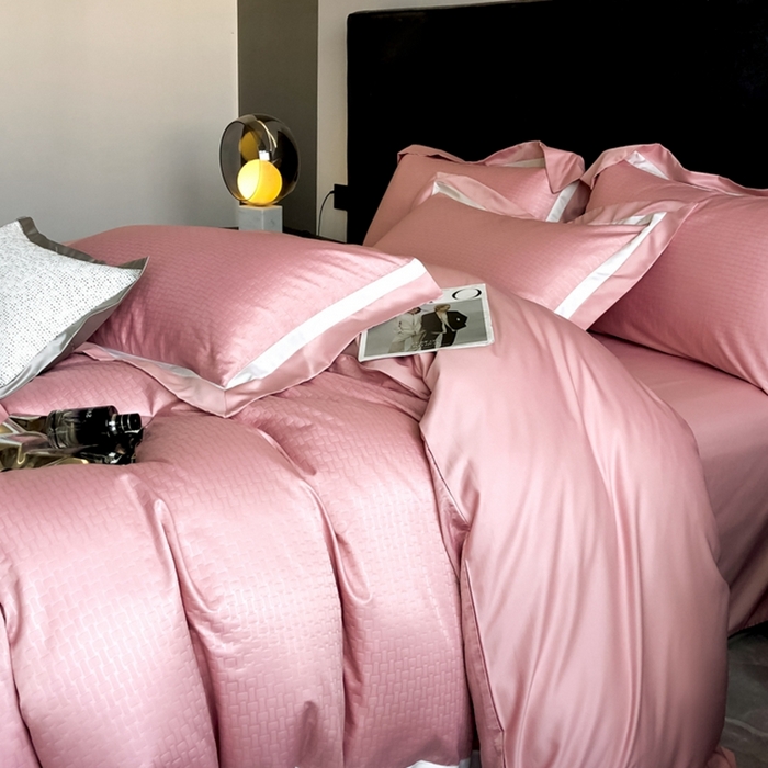 91家纺网 家纺一手货源 找家纺 遇见家居生活馆 2024新款贡缎压花水洗真丝四件套 宝利格-豆沙