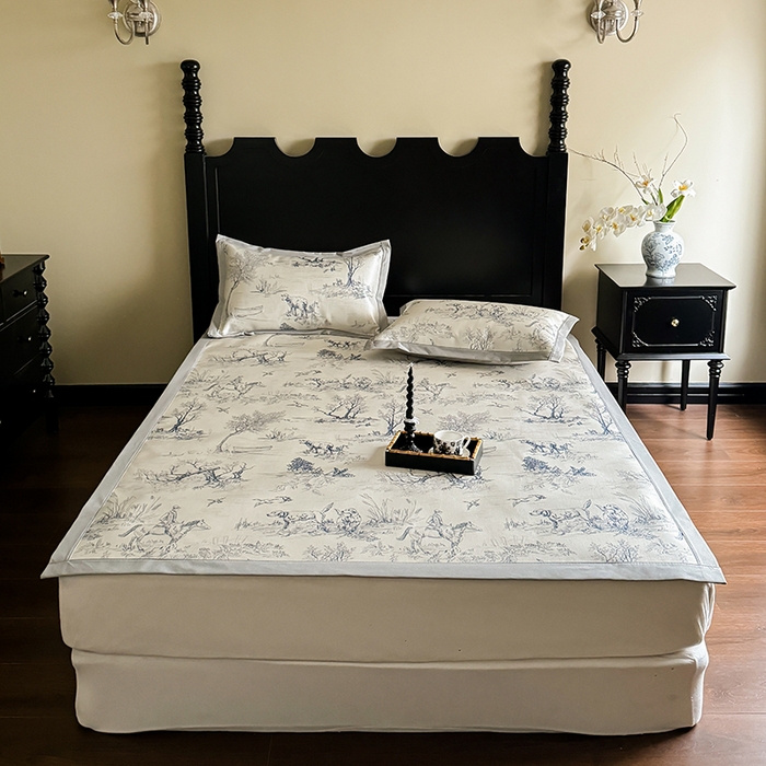 91家纺网 家纺一手货源 找家纺 圆岛家纺 2024新款900D复古手绘系列冰丝凉席 马丁-蓝