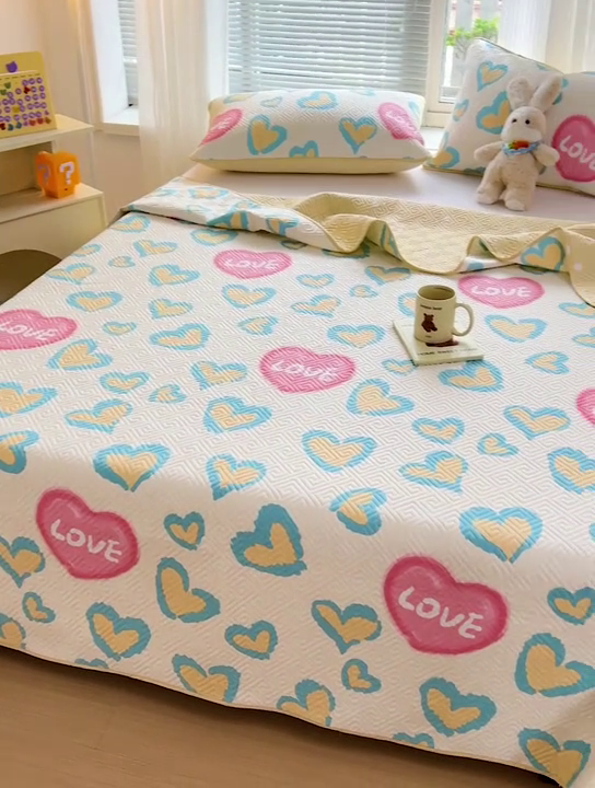 91家纺网 家纺一手货源 找家纺 羽爱家纺 2025新款A类双面全棉印花床盖套件 心情