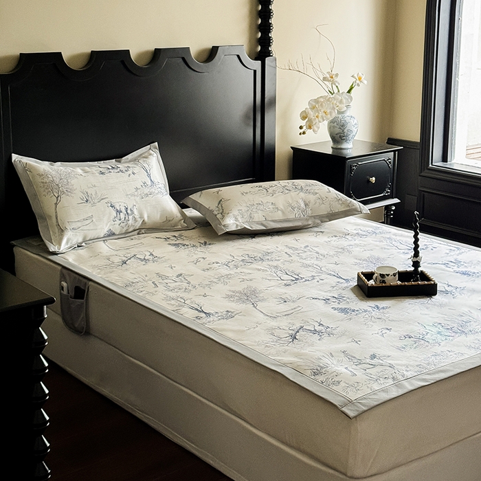 91家纺网 家纺一手货源 找家纺 圆岛家纺 2024新款900D复古手绘系列冰丝凉席 马丁-蓝