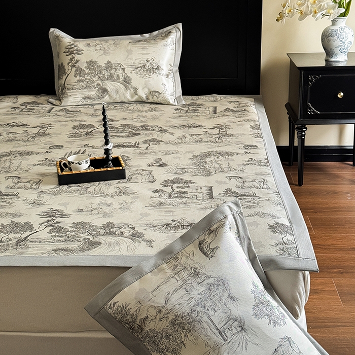 91家纺网 家纺一手货源 找家纺 圆岛家纺 2024新款900D复古手绘系列冰丝凉席 塞纳花园灰