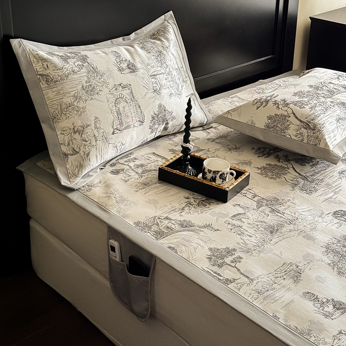 91家纺网 家纺一手货源 找家纺 圆岛家纺 2024新款900D复古手绘系列冰丝凉席 塞纳花园灰