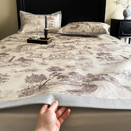 91家纺网 家纺一手货源 找家纺 圆岛家纺 2024新款900D复古手绘系列冰丝凉席 塞纳花园-咖