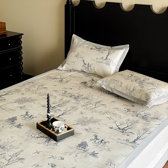 91家纺网 家纺一手货源 找家纺 圆岛家纺 2024新款900D复古手绘系列冰丝凉席 马丁-蓝