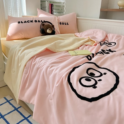 91家纺网 家纺一手货源 找家纺 眠帛家居 2024新款水洗棉毛巾绣夏被四件套精灵系列A类风格二 精灵奶油粉-奶黄