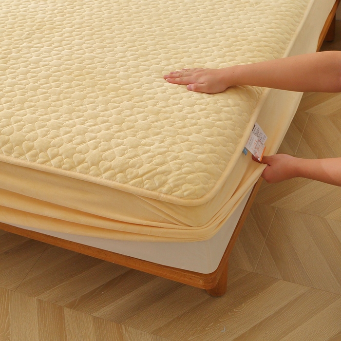 91家纺网 家纺一手货源 找家纺 芸锦豪 2024新款宝宝绒夹棉刺绣床笠 嫩黄