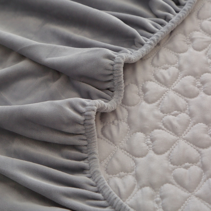 91家纺网 家纺一手货源 找家纺 芸锦豪 2024新款宝宝绒夹棉刺绣床笠 优雅灰