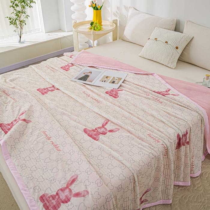 91家纺网 家纺一手货源 找家纺 博弈 2024新款凉感丝抗菌夏被 流氓兔粉