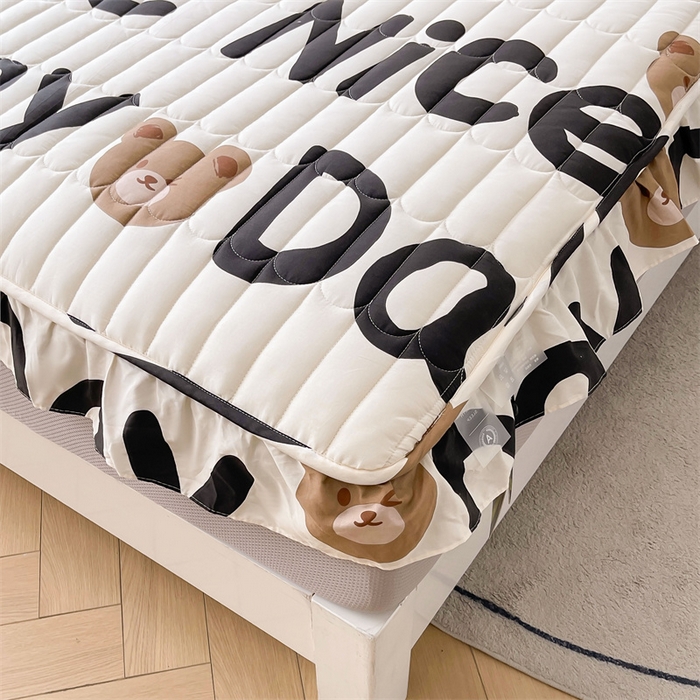 91家纺网 家纺一手货源 找家纺 3C 2024新款全棉13372大豆夹棉印花花边床笠四件套 熊熊宝贝-灰