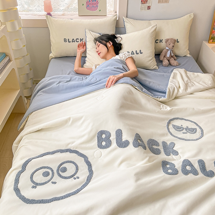 91家纺网 家纺一手货源 找家纺 眠帛家居 2024新款水洗棉毛巾绣夏被四件套精灵系列A类风格二 精灵蓝灰