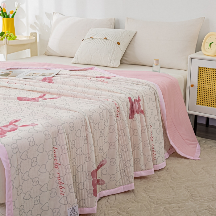 91家纺网 家纺一手货源 找家纺 博弈 2024新款凉感丝抗菌夏被 流氓兔粉