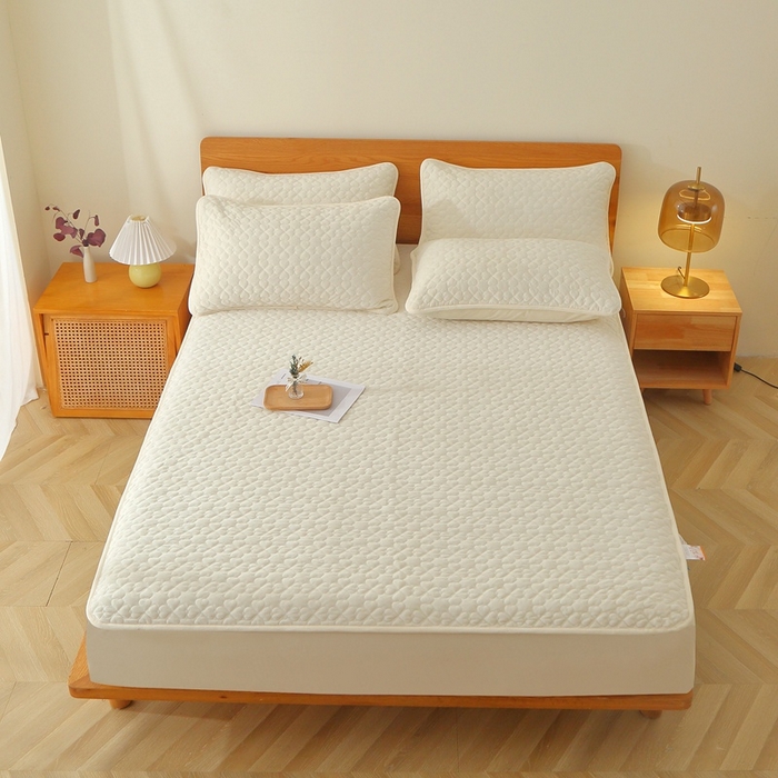 91家纺网 家纺一手货源 找家纺 芸锦豪 2024新款宝宝绒夹棉刺绣床笠 奶油白