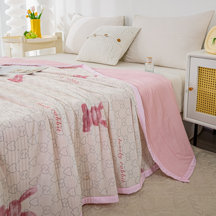 91家纺网 家纺一手货源 找家纺 博弈 2024新款凉感丝抗菌夏被 流氓兔粉