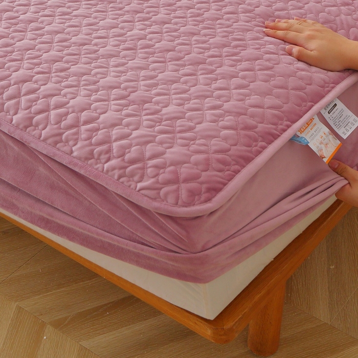 91家纺网 家纺一手货源 找家纺 芸锦豪 2024新款宝宝绒夹棉刺绣床笠 魅力紫