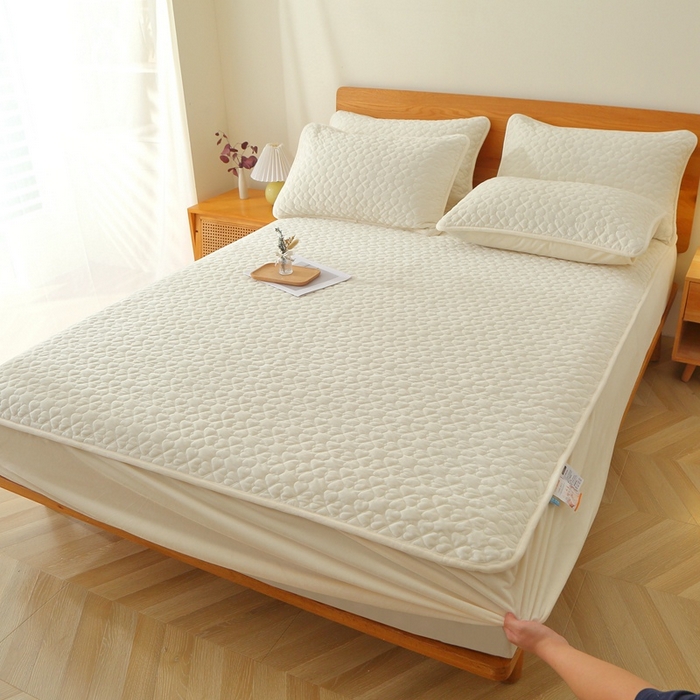 91家纺网 家纺一手货源 找家纺 芸锦豪 2024新款宝宝绒夹棉刺绣床笠 奶油白