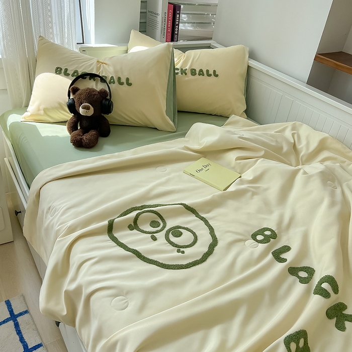 91家纺网 家纺一手货源 找家纺 眠帛家居 2024新款水洗棉毛巾绣夏被四件套精灵系列A类风格二 精灵奶黄-果绿