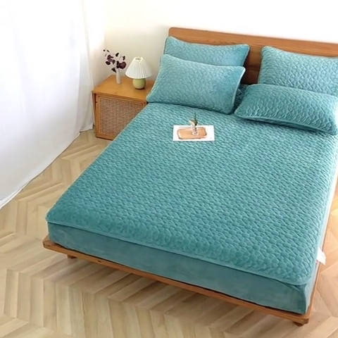 91家纺网 家纺一手货源 找家纺 芸锦豪 2024新款宝宝绒夹棉刺绣床笠 豆青