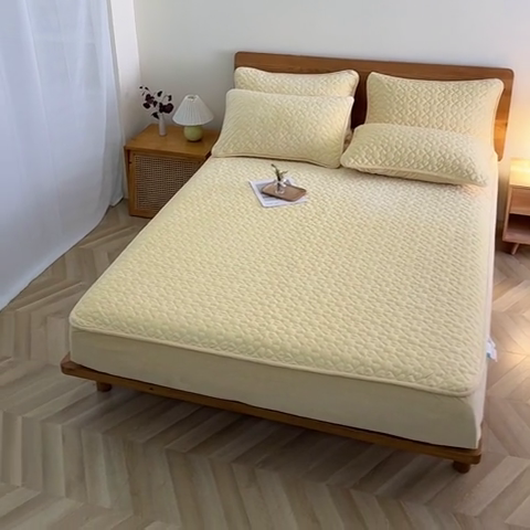 91家纺网 家纺一手货源 找家纺 芸锦豪 2024新款宝宝绒夹棉刺绣床笠 嫩黄