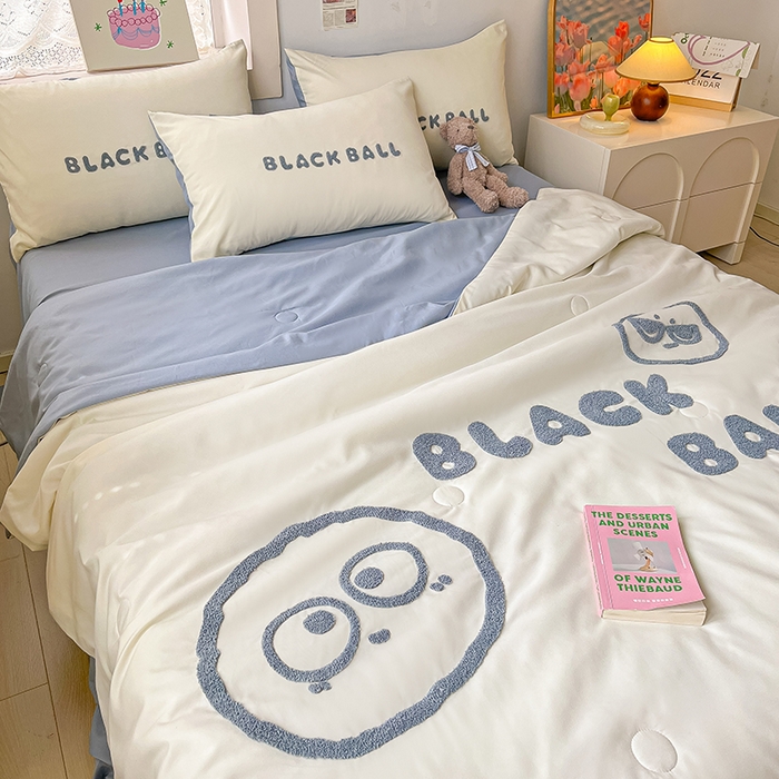 91家纺网 家纺一手货源 找家纺 眠帛家居 2024新款水洗棉毛巾绣夏被四件套精灵系列A类风格二 精灵蓝灰