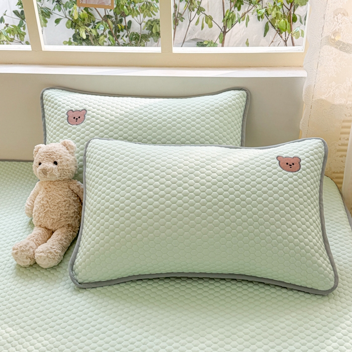 91家纺网 家纺一手货源 找家纺 慕尚家纺 2025新款冻冻席刺绣系列 凉冻冻席小熊绿