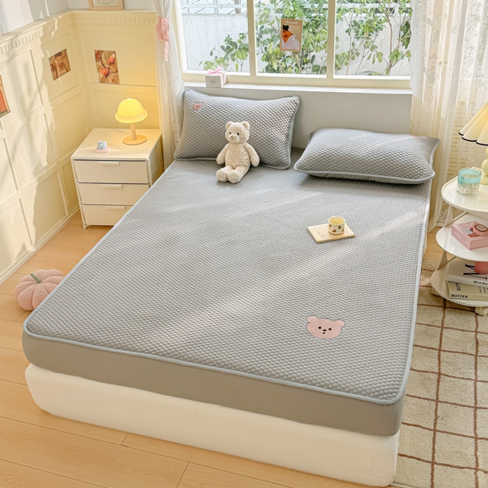 91家纺网 家纺一手货源 找家纺 慕尚家纺 2025新款冻冻席刺绣系列 凉冻冻席小熊灰