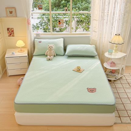 91家纺网 家纺一手货源 找家纺 慕尚家纺 2025新款冻冻席刺绣系列 凉冻冻席小熊绿