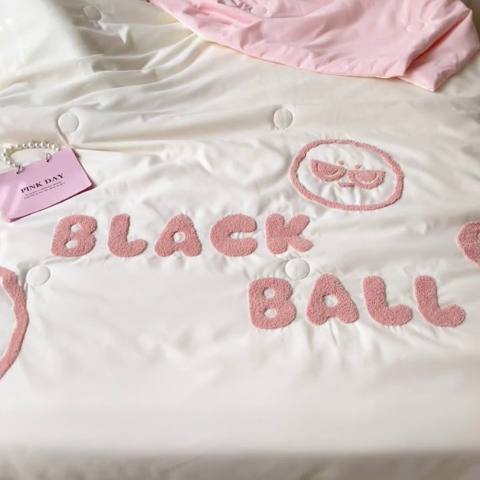 91家纺网 家纺一手货源 找家纺 眠帛家居 2024新款水洗棉毛巾绣夏被四件套精灵系列A类风格二 精灵奶油粉