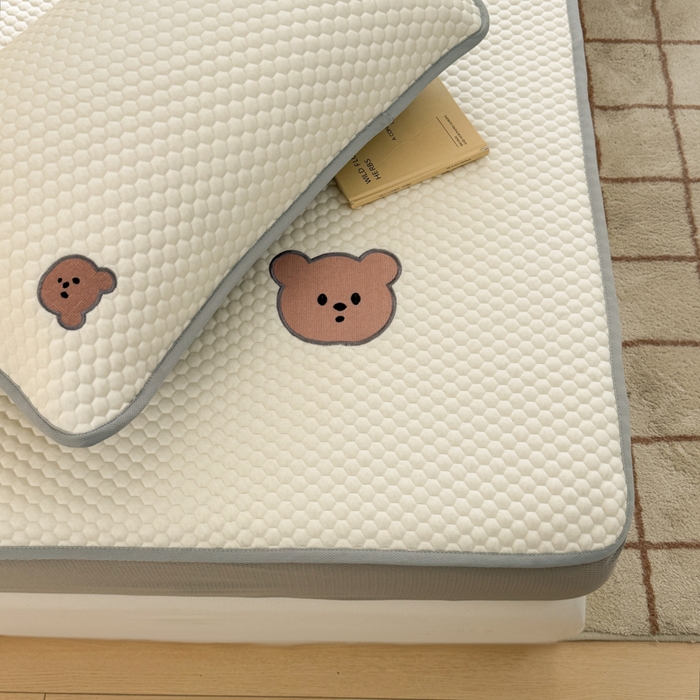 91家纺网 家纺一手货源 找家纺 慕尚家纺 2025新款冻冻席刺绣系列 凉冻冻席小熊白