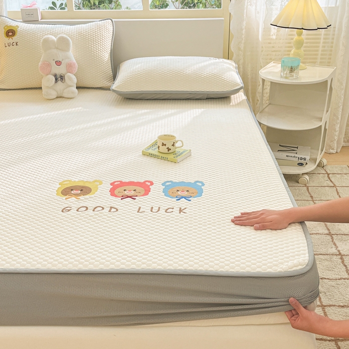 91家纺网 家纺一手货源 找家纺 慕尚家纺 2025新款冻冻席刺绣系列 冻冻席可爱一家人