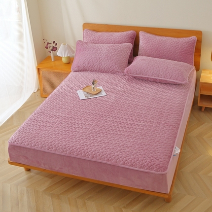 91家纺网 家纺一手货源 找家纺 芸锦豪 2024新款宝宝绒夹棉刺绣床笠 魅力紫