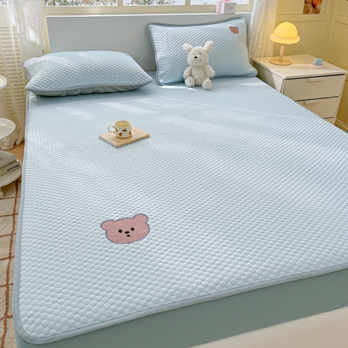 91家纺网 家纺一手货源 找家纺 慕尚家纺 2025新款冻冻席刺绣系列 凉冻冻席小熊蓝