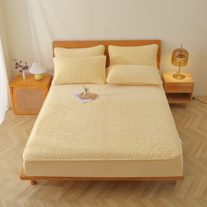 91家纺网 家纺一手货源 找家纺 芸锦豪 2024新款宝宝绒夹棉刺绣床笠 嫩黄