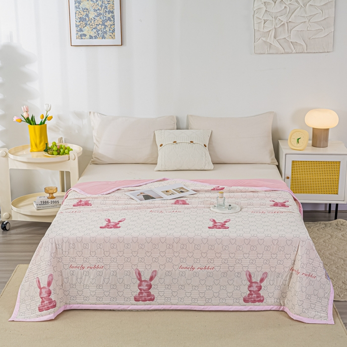 91家纺网 家纺一手货源 找家纺 博弈 2024新款凉感丝抗菌夏被 流氓兔粉