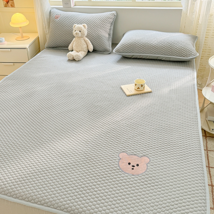 91家纺网 家纺一手货源 找家纺 慕尚家纺 2025新款冻冻席刺绣系列 凉冻冻席小熊灰