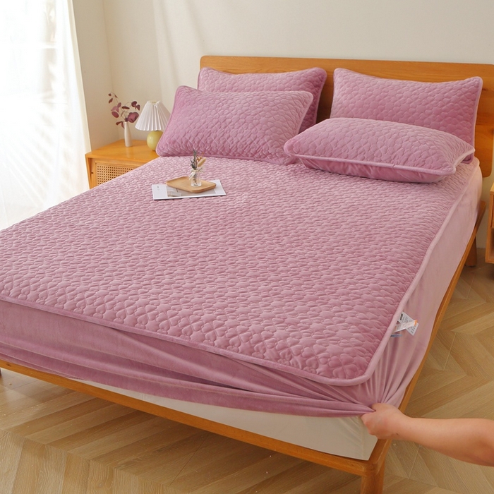 91家纺网 家纺一手货源 找家纺 芸锦豪 2024新款宝宝绒夹棉刺绣床笠 魅力紫