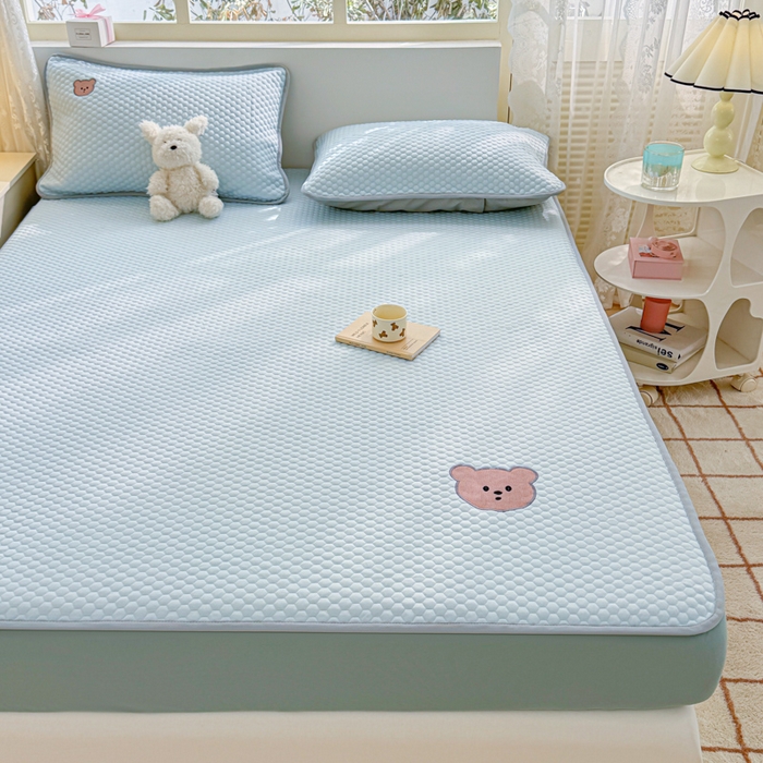 91家纺网 家纺一手货源 找家纺 慕尚家纺 2025新款冻冻席刺绣系列 凉冻冻席小熊蓝