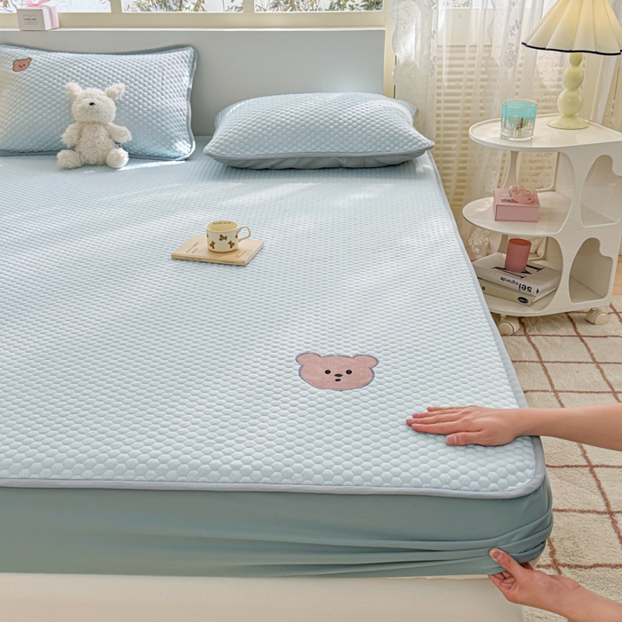 91家纺网 家纺一手货源 找家纺 慕尚家纺 2025新款冻冻席刺绣系列 凉冻冻席小熊蓝