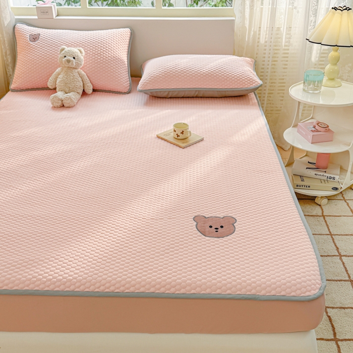 91家纺网 家纺一手货源 找家纺 慕尚家纺 2025新款冻冻席刺绣系列 凉冻冻席小熊粉