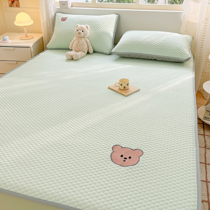 91家纺网 家纺一手货源 找家纺 慕尚家纺 2025新款冻冻席刺绣系列 凉冻冻席小熊绿