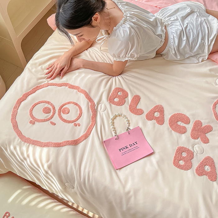 91家纺网 家纺一手货源 找家纺 眠帛家居 2024新款水洗棉毛巾绣夏被四件套精灵系列A类风格二 精灵奶油粉